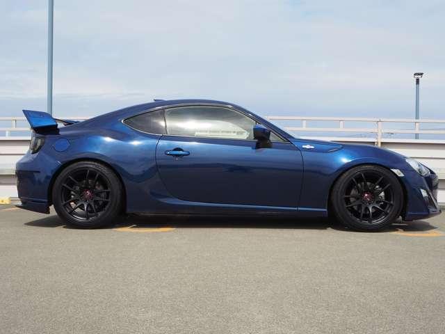 ８６ ＧＴ　ケンウッド　フローティングナビ　フルセグ　リアカメラ　リアスポイラー　１８インチＷＯＲＫアルミホイール　ＫＵＨＬ　ＲＡＣＩＮＧ　スラッシュ４テールマフラーフラップタイプエアロ　リアディフューザー（7枚目）