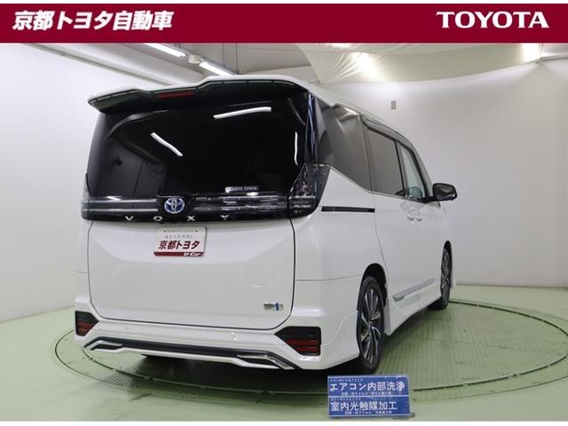 ヴォクシー ハイブリッドＳ－Ｚ　パワーウィンドウ　ＤＶＤ再生機能　インテリキー　横滑防止装置　地デジＴＶ　アクティブクルーズコントロール　フルオートエアコン　リアカメラ　エアバッグ　ＡＢＳ　１００Ｖ充電　ナビＴＶ　ＷＡＣ　キーレス（3枚目）