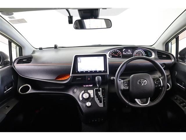 クリアな視界が広がるスッキリとしたレイアウトの運転席廻り。アクセントのオレンジカラーがお洒落です。助手席アッパーボックスの中は一面オレンジになっています。なかなかインパクトがありますよ。