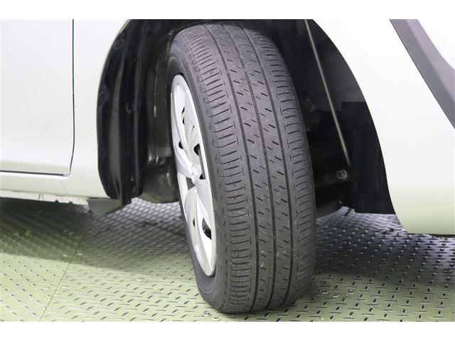 タイヤサイズ　１８５／６０Ｒ１５。スタイリッシュなデザインのホイールキャップを装着しています。