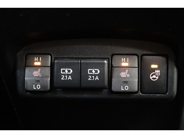 ＵＳＢポートが２口装備されています。スマートフォンの充電など、車内にあると便利なアイテムのひとつですね！電源が複数あるとコードを差替える面倒もなく楽ですよ。