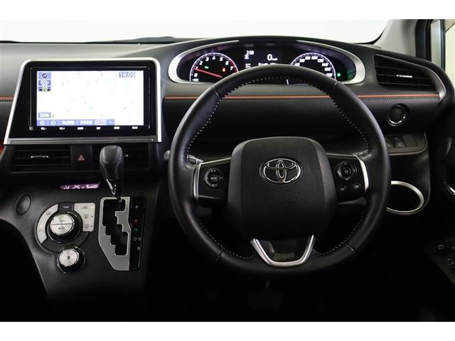 シフトレバーやステアリングはステッチがお洒落な本革。上質感が漂います。ステアリングにはヒーター機能を装備しています。手先が冷える寒い時期にも手のひらから温めてくれるので快適です。