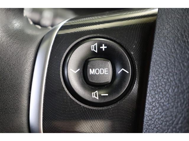 運転中に手を離さなくてもオーディオやマルチインフォメーションディスプレイ内の表示切替えが出来るステアリングスイッチ付です。走行中に視線を逸らさず出来る手元操作は安全運転につながります。