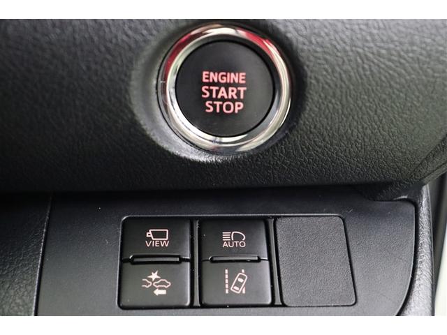 プッシュスタートです。キーを携帯しブレーキペダルを踏みこみ、ボタンを押すとエンジンがスタートします。鞄やポケットからキーを取り出さなくてもいいのは楽ですね。