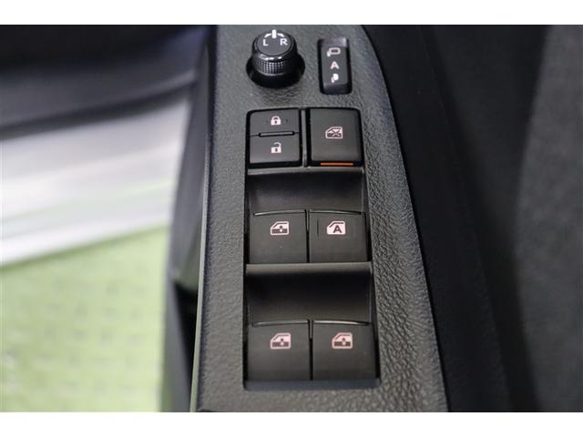 全ての窓が運転席から操作できます。今やほぼ当たり前ですが、無いと不便なアイテムですよね。ドアの施錠・解錠と連動してドアミラーが格納・復帰するオート電動格納機能も装備しています。
