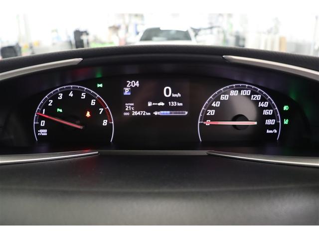 情報をキャッチしやすいポジションに配置されてた２眼メーターです。シンプルなデザインで視認性が良く、中央のマルチインフォメーションディスプレイもくっきりと表示され確認しやすくなっています。