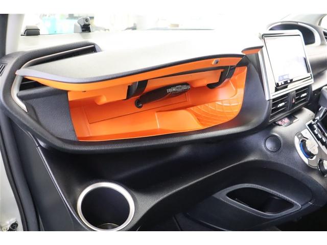 これが二度見するほどオレンジなアッパーボックスです。インパクトがあるだけではなく、段差やカーブがあることで収納しやすく、取り出しやすい使える収納です。