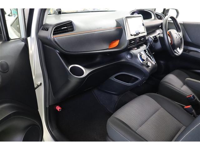 しまいやすく、取り出しやすい収納がそこかしこに装備されています。センターコンソールサイドの収納ポケットもその一つ。姿勢を崩さなくても手の届きやすいところにある収納は嬉しいですね。