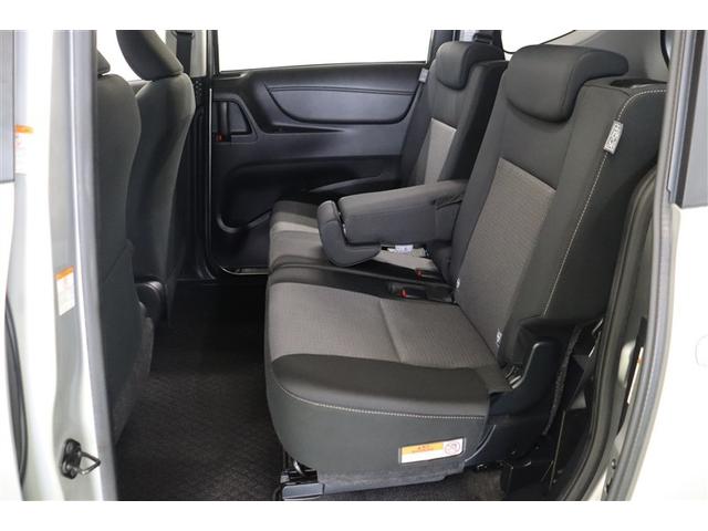 足元が広々として、ゆったりと座れる後部座席です。助手席のシートバックには便利なポケットを装備しています。車内に散らかりがちな細々としたものやタブレット、雑誌などを収納出来るのでスッキリ片付きます。