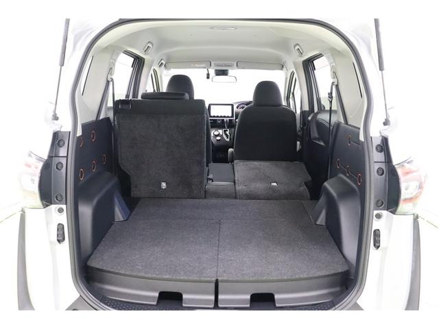 後部座席は６：４分割で片方だけ倒せるので乗車人数や荷物の多さにあわせてアレンジできます。後部座席に乗車しながら長尺物も積み込めます。