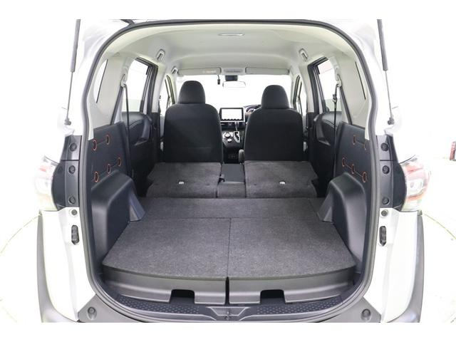 後部座席を格納すればフラットな大容量のスペースが現れます。バックドアは大きく開き、開口部も大きいので大きな荷物も、背の高い荷物も楽に積み込めます。背の高い荷物を積み込む時にも活躍してくれます。