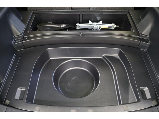 デッキボードを外せばこのように大きな収納スペースがあります。サブトランクとして使用するのはもちろん、背の高い荷物を積み込む時にも活躍してくれます。