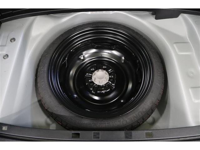 トレイの下にはスペアタイヤを装備しています。