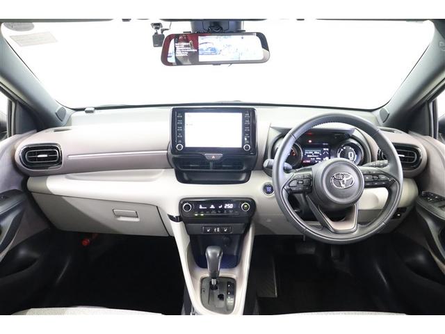 必要なものだけを残し、それ以外を大胆に削ぎ落とした視認性が良くて開放感のある運転席廻りです。メーターとディスプレイの配置も運転中にドライバーの視線移動が少なくてすむように考慮されています。