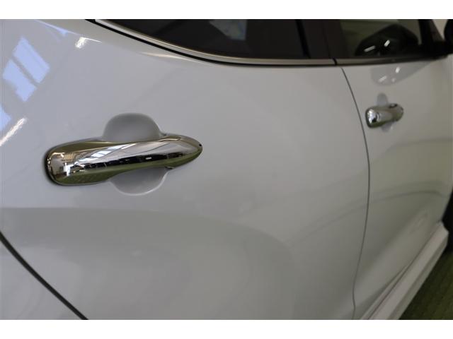 メッキの輝きが華やかさと高級感をプラスするモデリスタドアハンドルガーニッシュを装着しています。エアロとリンクしたメッキがサイドビューを引き締めてくれます。