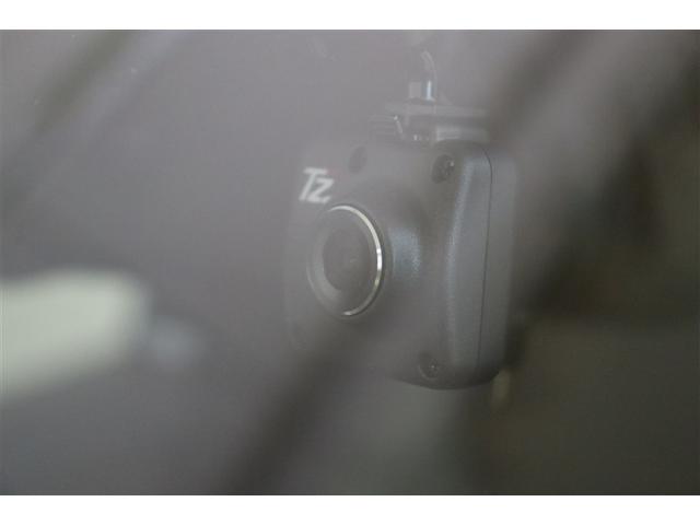 電子インナーミラー型ドラレコ（前・後方カメラ）搭載。前方・後方の２つのカメラで常時同時録画。万が一の場合、責任の所在を明確にできますし、後方からの煽り運転に遭遇した場合でも記録が残ります。