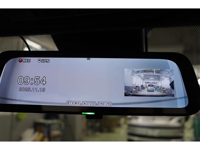 電子インナーミラーにはカメラでの後方映像を表示するので、後方に座られる方や積み込んだ荷物で後方が見えにくい場合でも映像表示で視界を確保してくれます。