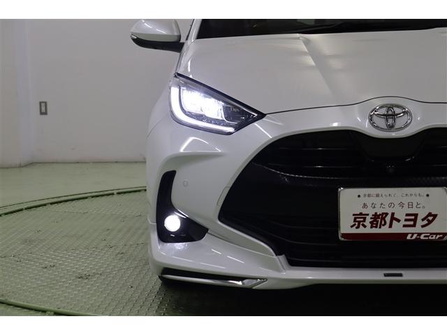 シャープな印象のヘッドライトは環境にも優しく経済的なＬＥＤです。周囲の明るさを感知して点灯・消灯するオートライト搭載。オートハイビーム機能も搭載していますので面倒なヘッドライトの切替えは不要です。