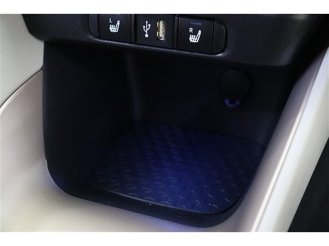 データ通信／充電用のＵＳＢポートが装備されています。ｉＰｈｏｎｅやスマホを繋いで音楽を再生したり、充電したり。車内にあると便利なアイテムですね！充電中のスマホなどの置き場に便利なトレイも備えています。