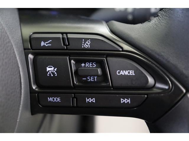 追従機能付クルーズコントロール搭載です。先行車を検知して適切な車間距離を保てる速度に自動で調整、先行車がいなくなったら設定速度で走行を続けてくれます。運転操作の負担を軽減し、疲労軽減に貢献してくれます