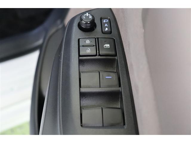 全ての窓が運転席から操作できます。今やほぼ当たり前ですが、無いと不便なアイテムですよね。ドアの施錠・解錠と連動してドアミラーが格納・復帰するオート電動格納機能も装備しています。