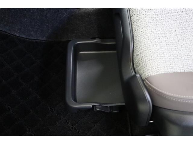 助手席下にはシートアンダートレイを装備しています。引き出して床にじかに置きたくない買い物袋を置いたり、雨の日には濡れたカバンを置いたりもできます。ティッシュなどの収納としても便利に使えます。