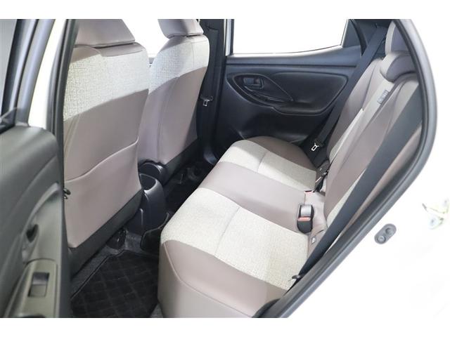 後部座席も広く、奥行きのある座席は身長が高い方でも快適に過ごせます。シートバックには細々としたものやタブレット、雑誌などの収納に便利なポケットも装備しています。