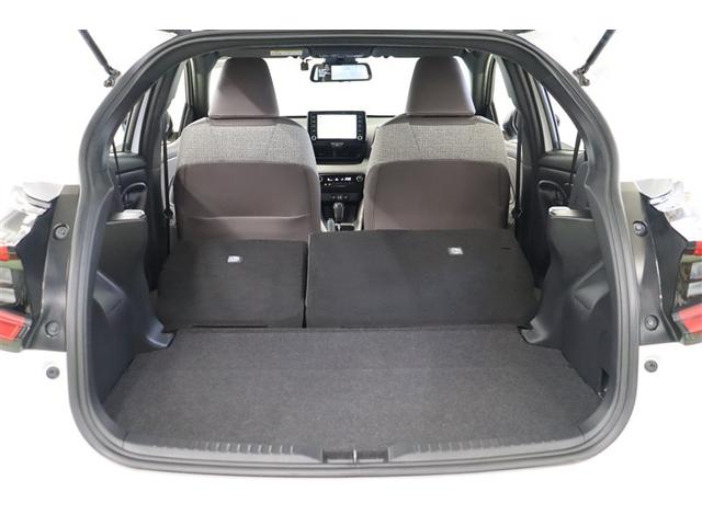 シートを倒してしまえばほぼフラットな使いやすいスペースが現れます。