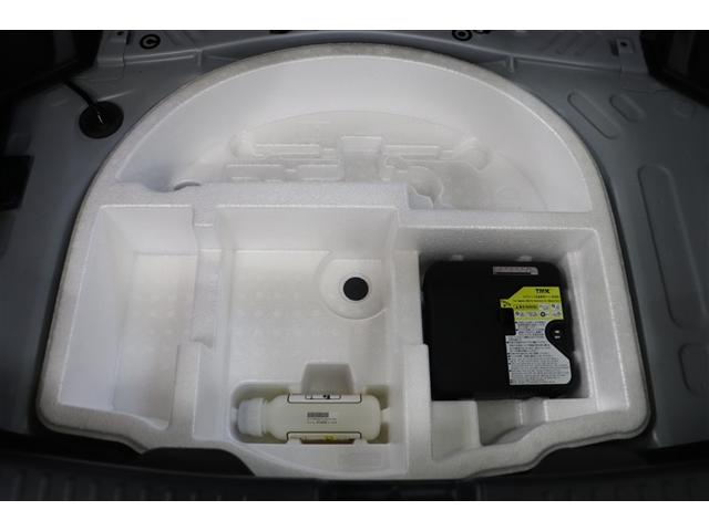 ラゲージスペースには床下収納を備えています。洗車用品などを入れておけて便利ですよ。スペース内にパンク修理キットを装備しています。最近は未使用のまま廃棄となるスペアタイヤが多いので、エコですね。