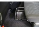助手席下に【シートアンダートレイ】を備えています。引き出して床にじかに置きたくない荷物をおいたりできますし、雨の日の濡れた荷物も気にせず置けます。ティッシュなどの収納としても便利に使えますよ。
