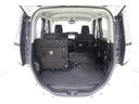 シートは半分だけ倒せるので、荷物の多さや乗車人数にあわせてフレキシブルにアレンジできます。後部座席に乗車しながら長尺物も積み込めます。