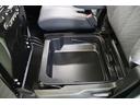 助手席の座面を上げると収納スペースが現れます。防水なので、濡れた靴やシャツなども気にせず入れておけます。取っ手付きなので、外してそのまま持ち歩けます。