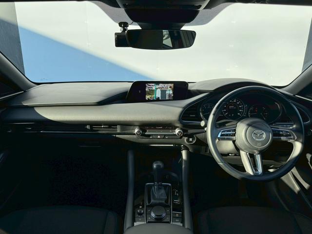ＭＡＺＤＡ３ファストバック １５Ｓツーリング　禁煙車　純正ナビ　フルセグ　パノラマビューモニター　置くだけ充電　ＥＴＣ　ドライブレコーダー　ブラインドスポットモニター　ヘッドアップディスプレイ　ブレーキホールド　純正アルミホイール　点検整備付（6枚目）