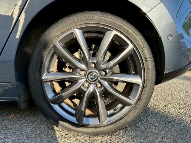 ＭＡＺＤＡ３ファストバック １５Ｓツーリング　禁煙車　純正ナビ　フルセグ　パノラマビューモニター　置くだけ充電　ＥＴＣ　ドライブレコーダー　ブラインドスポットモニター　ヘッドアップディスプレイ　ブレーキホールド　純正アルミホイール　点検整備付（39枚目）