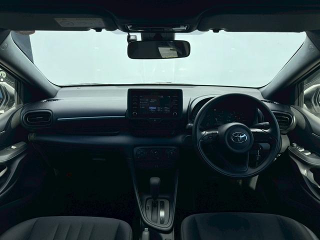 ヤリス Ｘ　禁煙車　純正ディスプレイオーディオ　Ｂｌｕｅｔｏｏｔｈ　ＥＴＣ２．０　ドライブレコーダー　衝突軽減ブレーキ　レーンキープアシスト　オートハイビーム　オートライト　ＵＳＢポート　スペアキー有　車検整備付（6枚目）