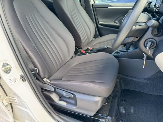 ヤリス Ｘ　禁煙車　純正ディスプレイオーディオ　Ｂｌｕｅｔｏｏｔｈ　ＥＴＣ２．０　ドライブレコーダー　衝突軽減ブレーキ　レーンキープアシスト　オートハイビーム　オートライト　ＵＳＢポート　スペアキー有　車検整備付（9枚目）