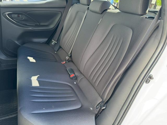 ヤリス Ｘ　禁煙車　純正ディスプレイオーディオ　Ｂｌｕｅｔｏｏｔｈ　ＥＴＣ２．０　ドライブレコーダー　衝突軽減ブレーキ　レーンキープアシスト　オートハイビーム　オートライト　ＵＳＢポート　スペアキー有　車検整備付（14枚目）