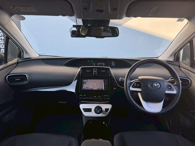プリウス Ａ　禁煙車　純正ナビ　Ｂｌｕｅｔｏｏｔｈ　ＥＴＣ　バックカメラ　アダプティブクルーズ　オートハイビーム　パーキングアシスト　衝突軽減ブレーキ　ＬＥＤヘッドライト　純正アルミ　ドライブレコーダー　車検整備付（6枚目）