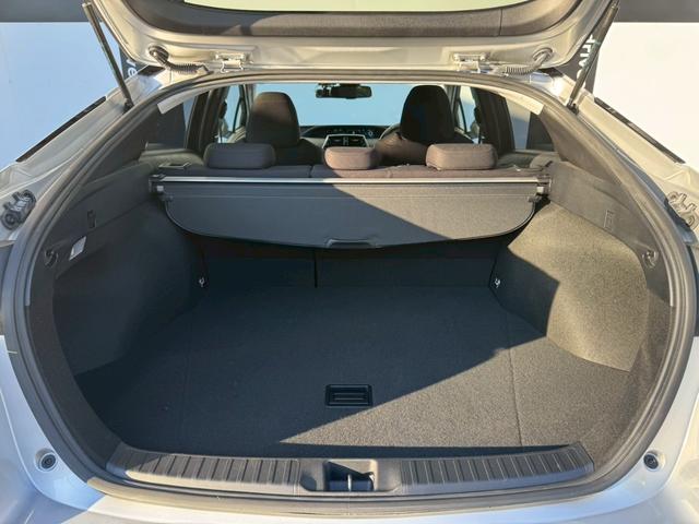 プリウス Ａ　禁煙車　純正ナビ　Ｂｌｕｅｔｏｏｔｈ　ＥＴＣ　バックカメラ　アダプティブクルーズ　オートハイビーム　パーキングアシスト　衝突軽減ブレーキ　ＬＥＤヘッドライト　純正アルミ　ドライブレコーダー　車検整備付（16枚目）