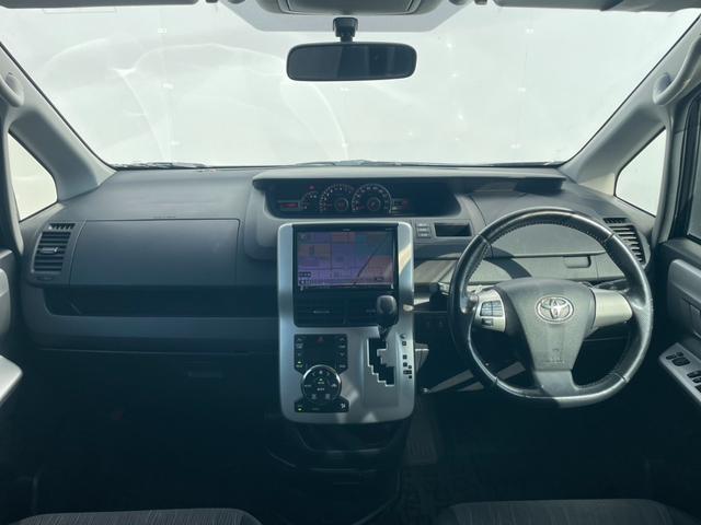 ノア Ｓｉ　ユーザー買取車　禁煙車　社外９インチナビ　アルパインフリップダウンモニター　両側電動スライドドア　バックカメラ　パドルシフト　プッシュスタート　ＥＴＣ　ＢＬＵＥＴＯＯＴＨ　純正アルミ　車検整備付（4枚目）