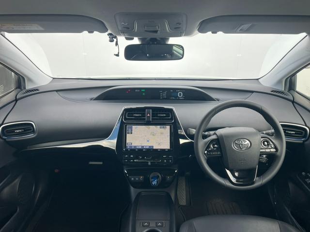 プリウス Ｓツーリングセレクション　禁煙　黒革シート　純正ナビ　バックカメラ　トヨタセーフティセンス　前席シートヒーター　アダプティブクルーズコントロール　前後クリアランスソナー　ＥＴＣ　スペアキー　取説保証書付　純正アルミ　点検整備付（5枚目）