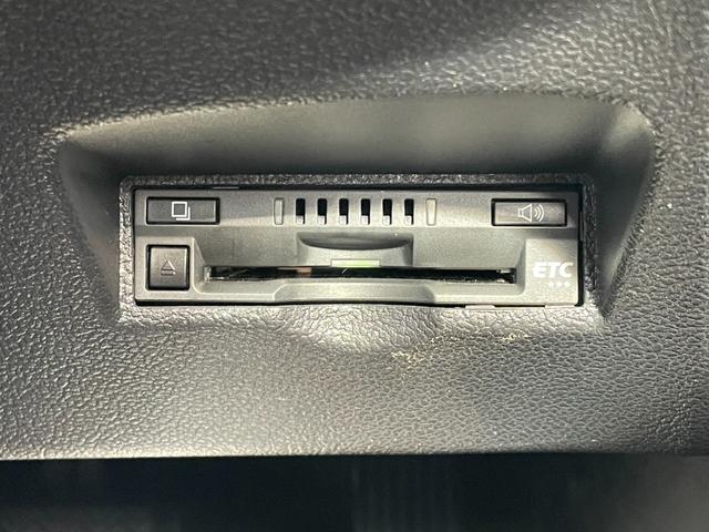 プリウス Ｓツーリングセレクション　禁煙　黒革シート　純正ナビ　バックカメラ　トヨタセーフティセンス　前席シートヒーター　アダプティブクルーズコントロール　前後クリアランスソナー　ＥＴＣ　スペアキー　取説保証書付　純正アルミ　点検整備付（12枚目）