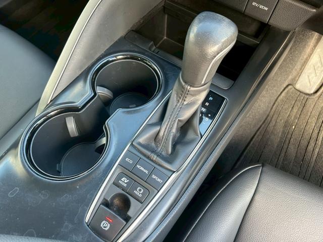 カムリ ＷＳ　禁煙車　ワンオーナー　衝突軽減ブレーキ　追従機能　純正ナビＴＶ　バックカメラ　ＥＴＣ　Ｂｌｕｅｔｏｏｔｈ　純正１７インチアルミ　ハーフレザーシート　パワーシート　パドルシフト　ＬＥＤオートハイビーム（17枚目）