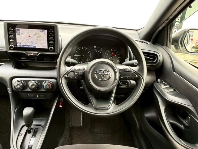 ヤリス Ｘ　禁煙車　トヨタセーフティセンス　純正ディスプレイオーディオ　アップルカープレイアンドロイドオート対応　Ｂｌｕｅｔｏｏｔｈ　ＵＳＢ　ＥＴＣ　前後ドライブレコーダー　バックカメラ　オートライト　車検整備付（10枚目）