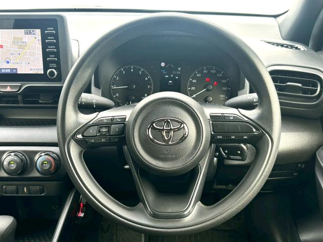 ヤリス Ｘ　禁煙車　トヨタセーフティセンス　純正ディスプレイオーディオ　アップルカープレイアンドロイドオート対応　Ｂｌｕｅｔｏｏｔｈ　ＵＳＢ　ＥＴＣ　前後ドライブレコーダー　バックカメラ　オートライト　車検整備付（11枚目）