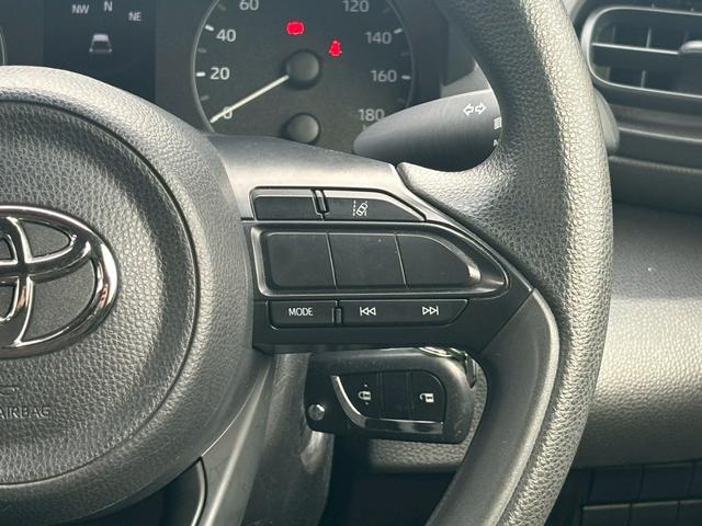 ヤリス Ｘ　禁煙車　トヨタセーフティセンス　純正ディスプレイオーディオ　アップルカープレイアンドロイドオート対応　Ｂｌｕｅｔｏｏｔｈ　ＵＳＢ　ＥＴＣ　前後ドライブレコーダー　バックカメラ　オートライト　車検整備付（13枚目）