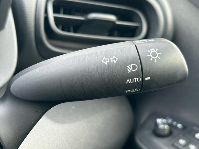 ヤリス Ｘ　禁煙車　トヨタセーフティセンス　純正ディスプレイオーディオ　アップルカープレイアンドロイドオート対応　Ｂｌｕｅｔｏｏｔｈ　ＵＳＢ　ＥＴＣ　前後ドライブレコーダー　バックカメラ　オートライト　車検整備付（15枚目）