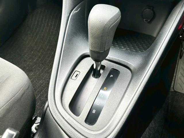 ヤリス Ｘ　禁煙車　トヨタセーフティセンス　純正ディスプレイオーディオ　アップルカープレイアンドロイドオート対応　Ｂｌｕｅｔｏｏｔｈ　ＵＳＢ　ＥＴＣ　前後ドライブレコーダー　バックカメラ　オートライト　車検整備付（16枚目）