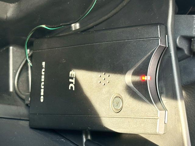 スーパーキャリイ Ｘ　禁煙車　三方開　４ＷＤ　ＡＴ車　クリアランスソナー　カロッツェリアナビ　フルセグ　オーバーヘッドコンソール　作業灯　荷台マット　ＨＩＤ　Ｂｌｕｅｔｏｏｔｈ　ＥＴＣ　　衝突軽減ブレーキ　車検整備付（12枚目）