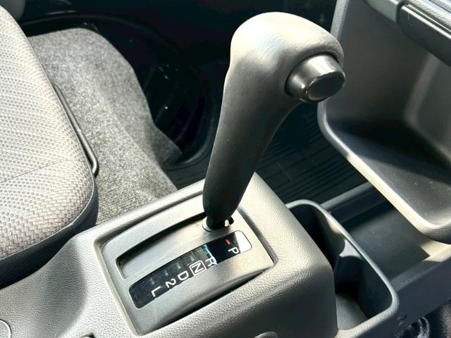 スーパーキャリイ Ｘ　禁煙車　三方開　４ＷＤ　ＡＴ車　クリアランスソナー　カロッツェリアナビ　フルセグ　オーバーヘッドコンソール　作業灯　荷台マット　ＨＩＤ　Ｂｌｕｅｔｏｏｔｈ　ＥＴＣ　　衝突軽減ブレーキ　車検整備付（13枚目）